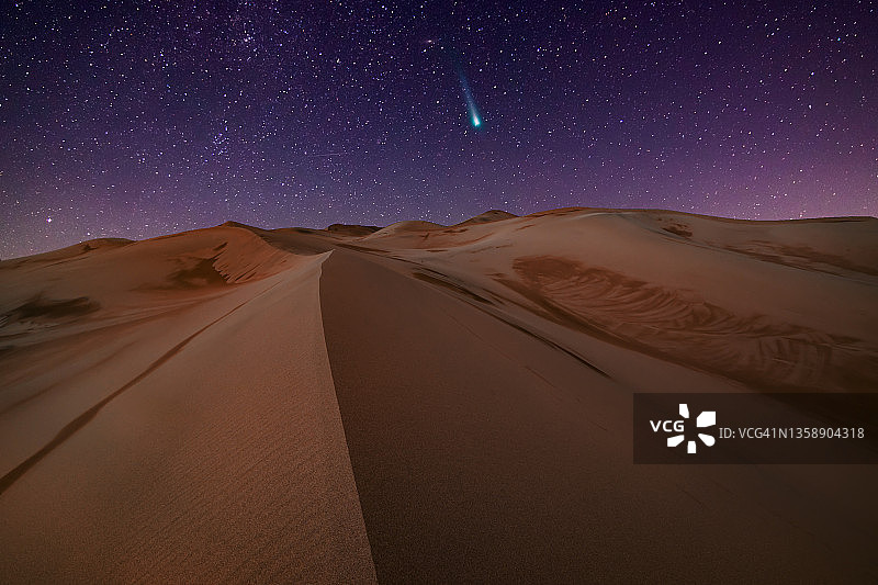 彗星C/2021 A1伦纳德在沙漠沙丘上的夜晚图片素材