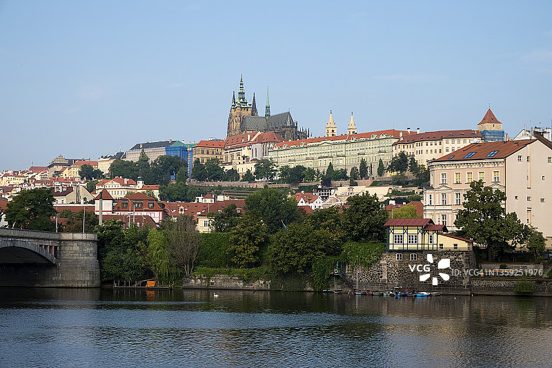 伏尔塔瓦河和布拉格老城图片素材