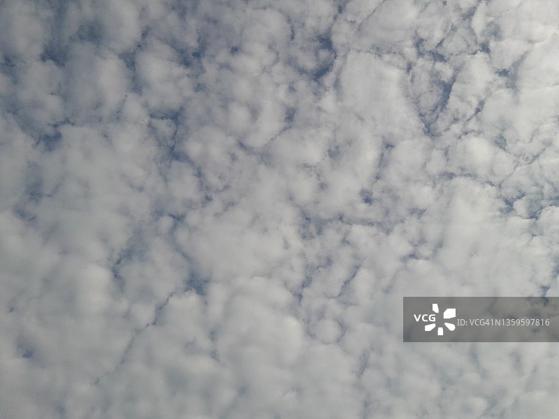 早上从屋顶上看天空中的白云图片素材