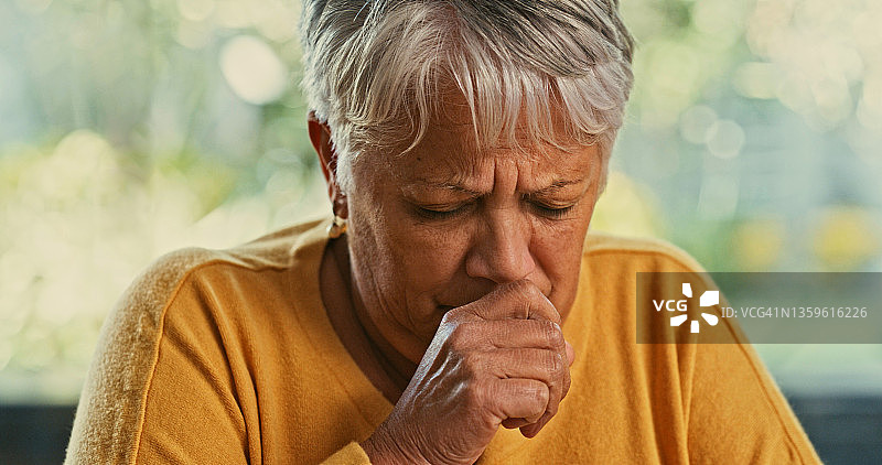 拍摄的是一位年长女性在家咳嗽图片素材