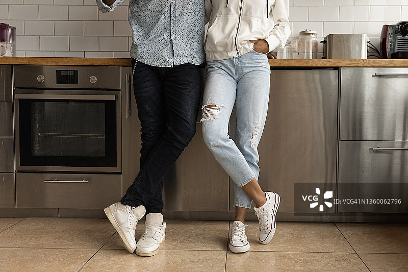 一对非洲夫妇站在厨房的瓷砖地板上图片素材