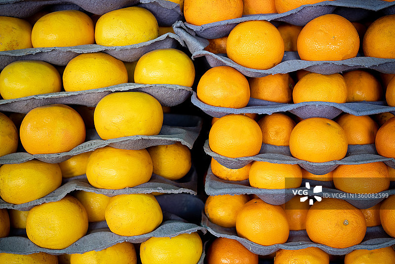 近观farmerâ市场上堆积的橘子和橘子图片素材