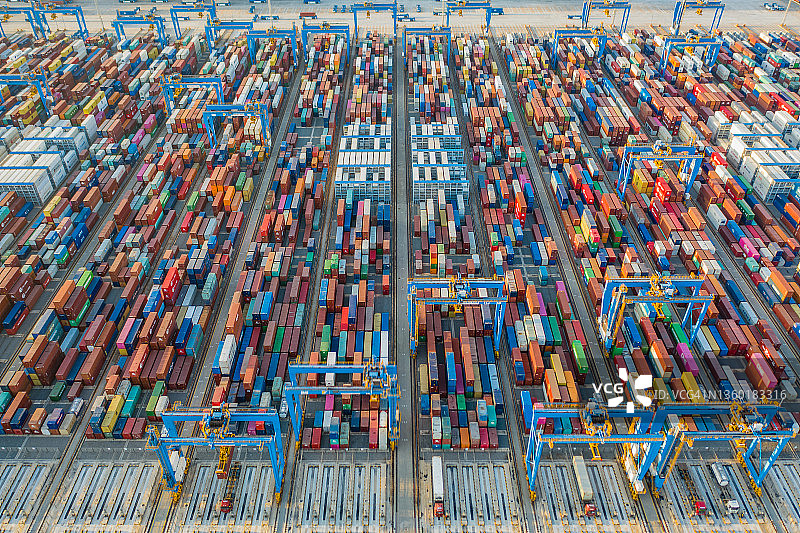 中国山东省青岛市港口彩色运输集装箱，商业物流和运输业图片素材