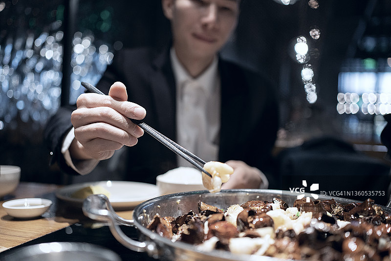 亚洲男人喜欢吃中国菜图片素材