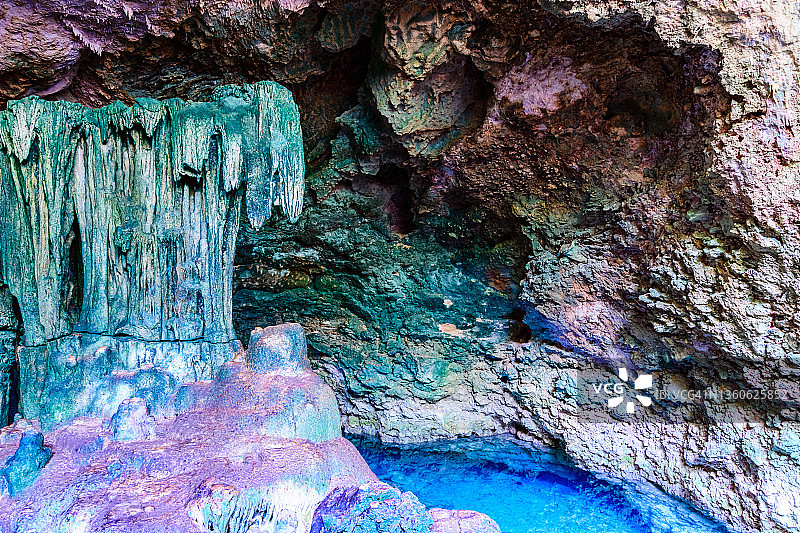 坦桑尼亚桑给巴尔库扎洞穴中的钟乳石和石笋。天然水池与水晶清澈的水图片素材
