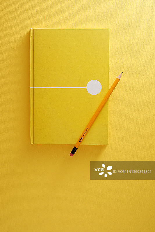 黄色笔记本黄色背景与铅笔图片素材