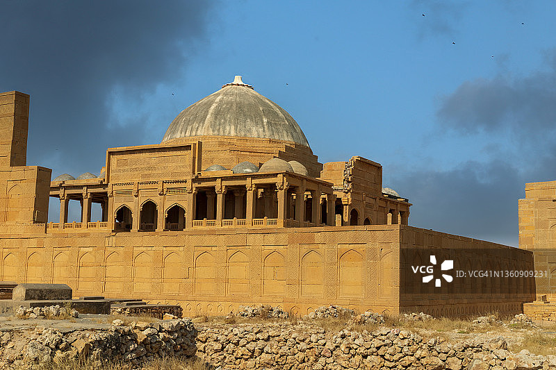 伊萨·汗·塔汗二世墓位于马克里墓地，有数百年的历史图片素材