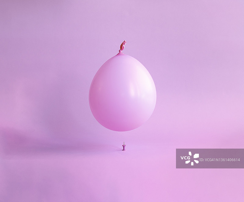粉色的气球漂浮在粉色的别针上图片素材