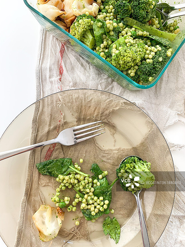 花椰菜，库斯库斯和卷心菜沙拉图片素材