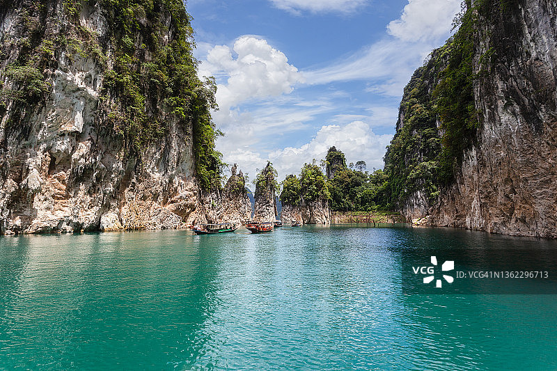 泰国苏拉他尼省考索国家公园里，美丽的山脉、湖泊、河流和自然景观环绕着拉查帕哈大坝。图片素材
