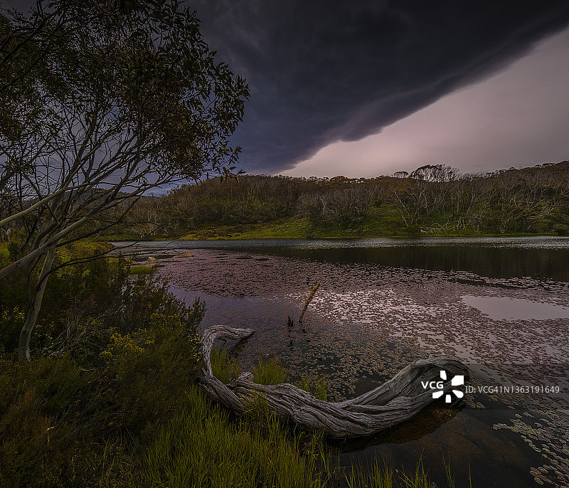 彩虹湖在夏季与一场路过的风暴，雪山，科修斯兹科国家公园，新南威尔士州南部图片素材