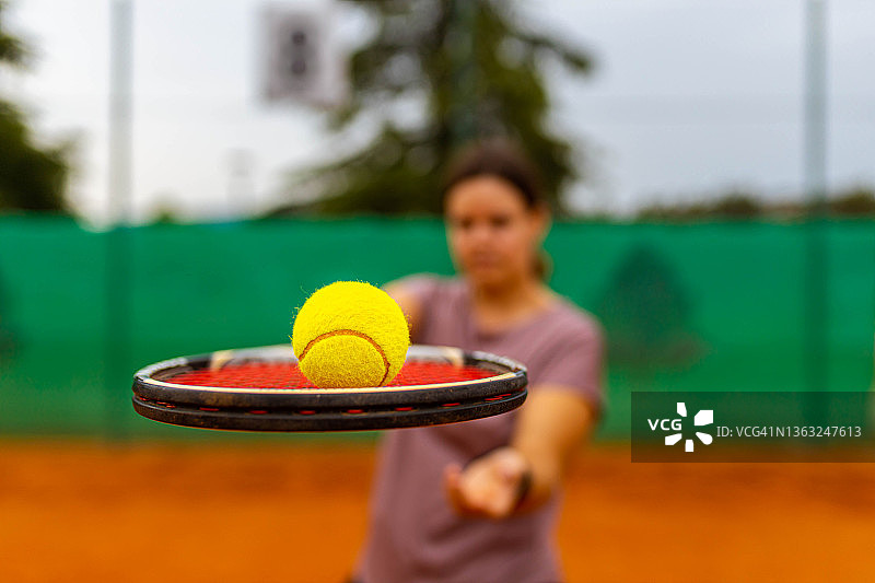 女网球运动员手持网球拍和网球的肖像图片素材