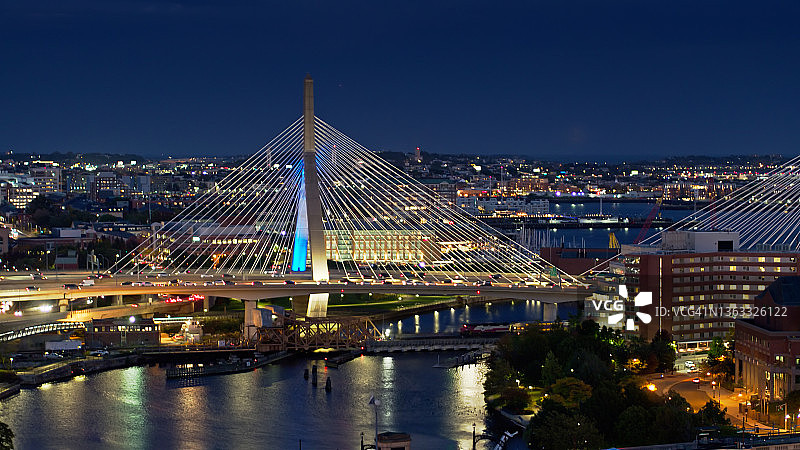 航拍伦纳德·p·扎金·邦克山纪念桥在暮光之城图片素材