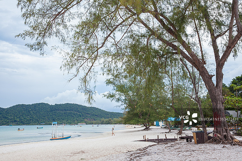 柬埔寨Koh Rong Sanloem岛的Saracen湾海滩，有着美丽的海滩、蓝色的水和蓝色的天空的热带景观图片素材