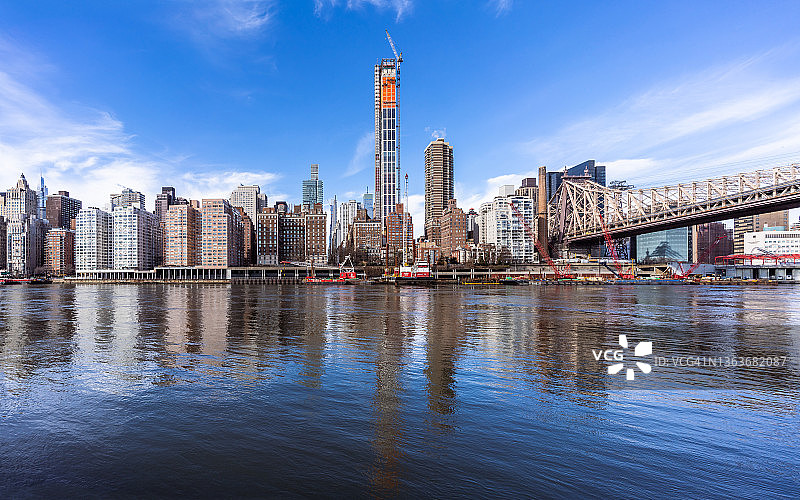 纽约东河上曼哈顿中城的天际线图片素材