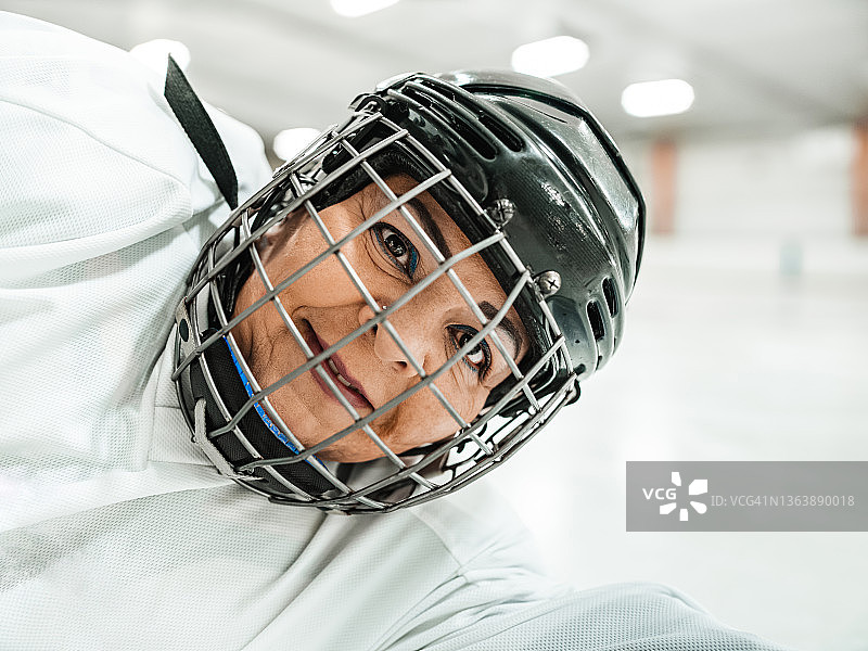成年残疾拉丁女子玩雪橇曲棍球图片素材
