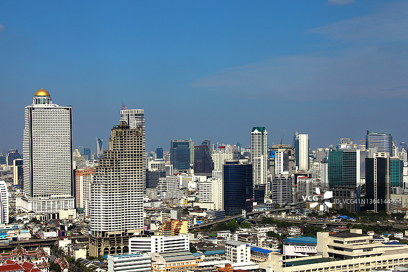 曼谷的高角度城市景观，高楼大厦在泰国阳光明媚的蓝天上图片素材