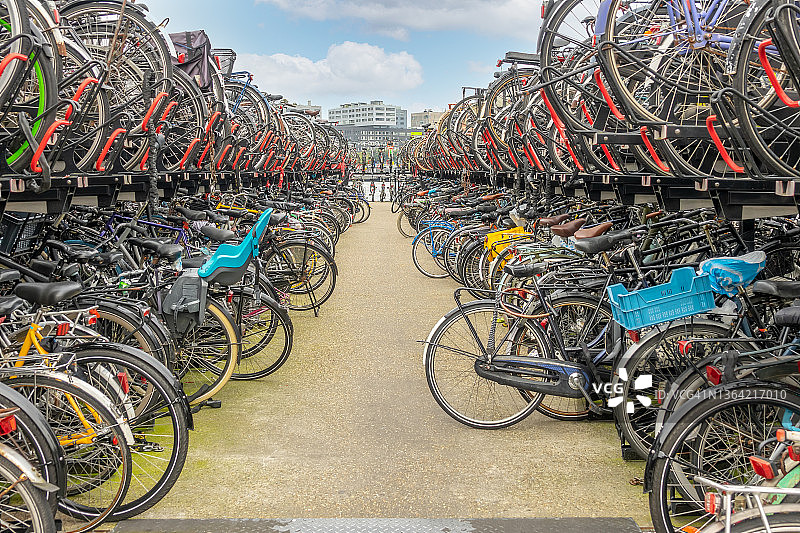 阿姆斯特丹的大型两级自行车停车场图片素材