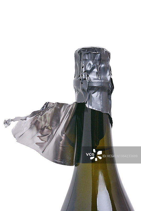 香槟瓶盖上有一个封闭的瓶塞和一个印刷的铝箔包装。孤立在白色背景，特写镜头。图片素材