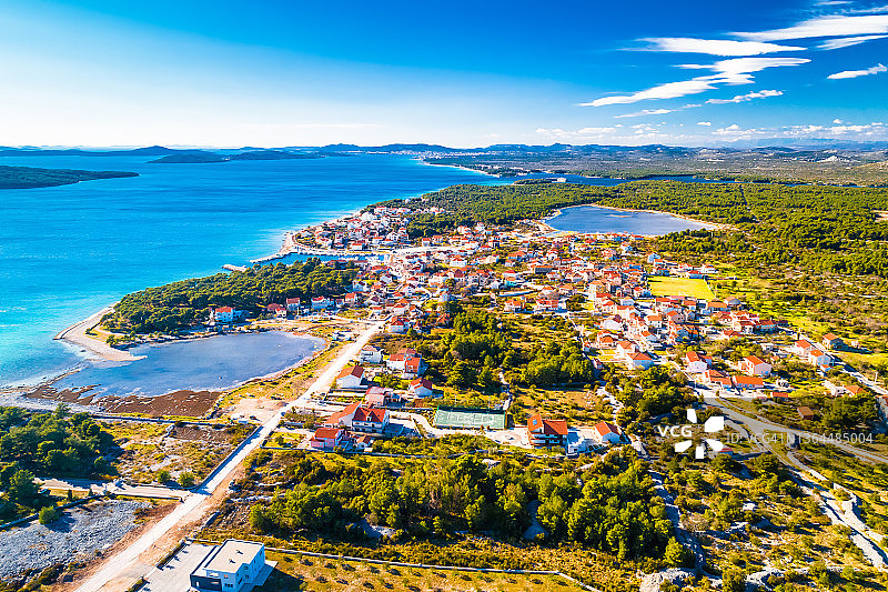 Sibenik群岛。俯瞰扎布莱斯村和达尔马提亚风景优美的海岸线图片素材