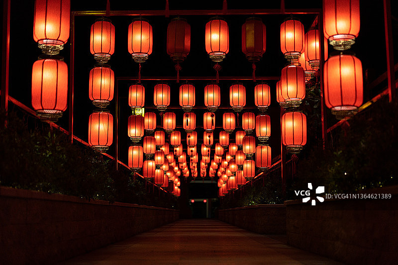 春节期间挂在街上的红灯笼装饰图片素材