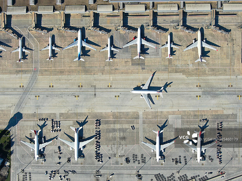 机场鸟瞰图。机场鸟瞰图。雪天的机场图片素材