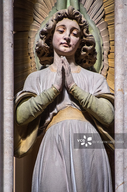 祈祷天使雕像，奥西耶克大教堂(圣彼得和圣保罗教堂)，克罗地亚，奥西耶克图片素材