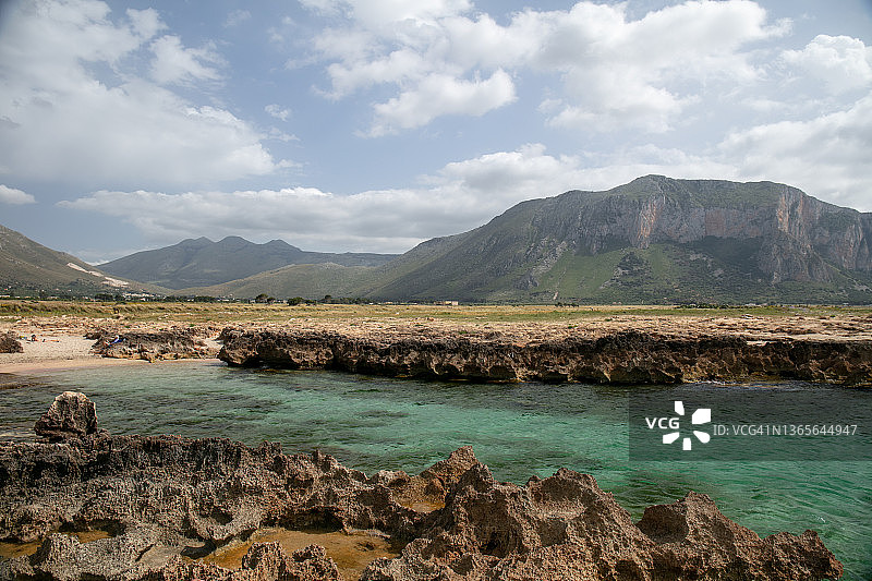 卡拉波夫海滩(Scaru Zu Asparu)的海景，背景是科法诺山的自然公园。西西里岛圣维托洛卡波马卡里图片素材