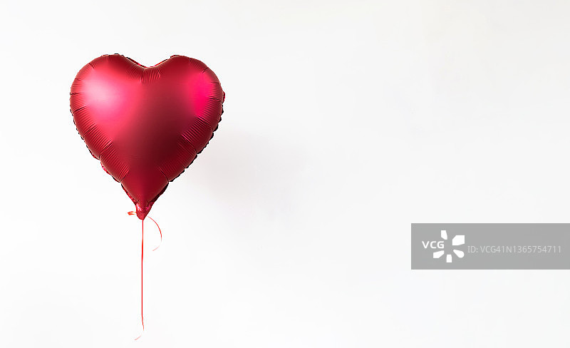 一个白色背景上的红心球，在情人节礼物的拷贝空间图片素材