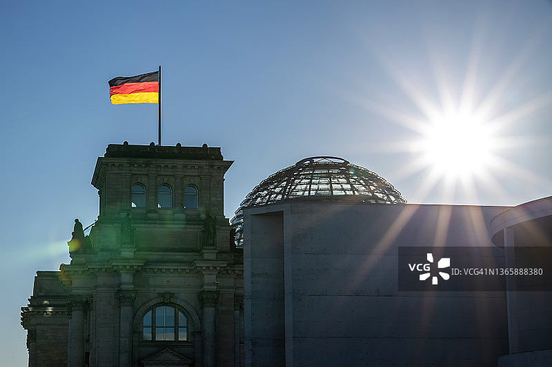 日落在国会大厦(德国议会大厦，德国联邦议院)-柏林，德国图片素材