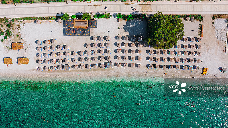 从空中俯瞰阿尔巴尼亚绿松石般的大海旁的白色沙滩图片素材