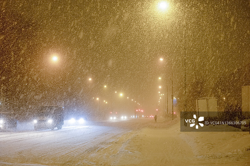 汽车在冬季街道上的移动图片素材