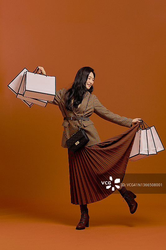 一个带着购物袋的时尚女人图片素材