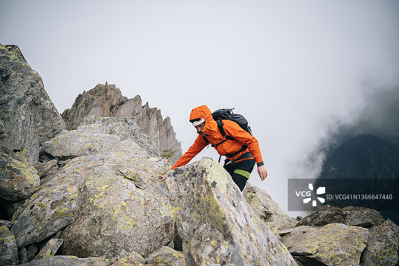 登山运动员爬上山脊图片素材
