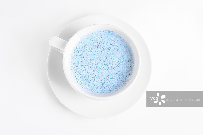 蓝色抹茶拿铁在白色背景杯，俯视图图片素材