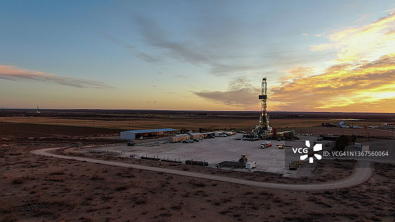 太阳在新墨西哥州升起，无人机拍摄的石油或天然气钻井平台图片素材