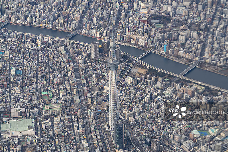 东京天空树在日本东京的飞机鸟瞰图图片素材