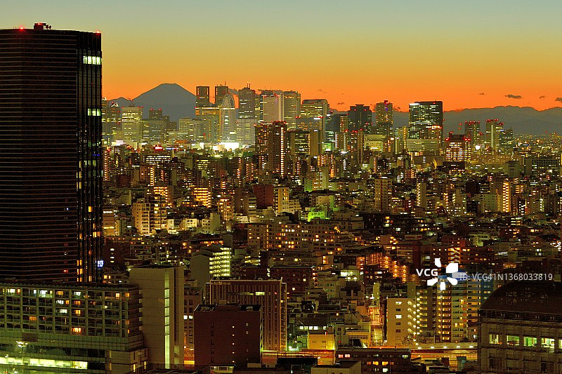 富士山和东京的天际线:日落之后图片素材