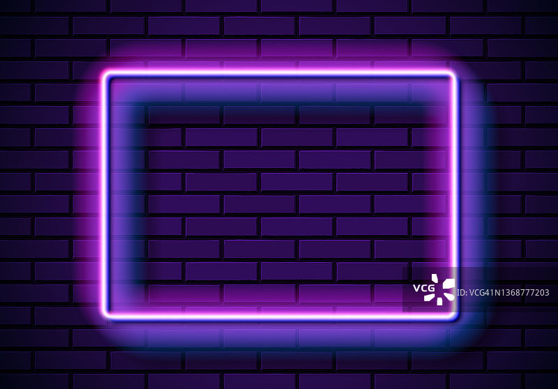 蓝色砖墙上的方形霓虹灯框。经典的长方形80年代风格紫色闪亮霓虹灯标志。图片素材