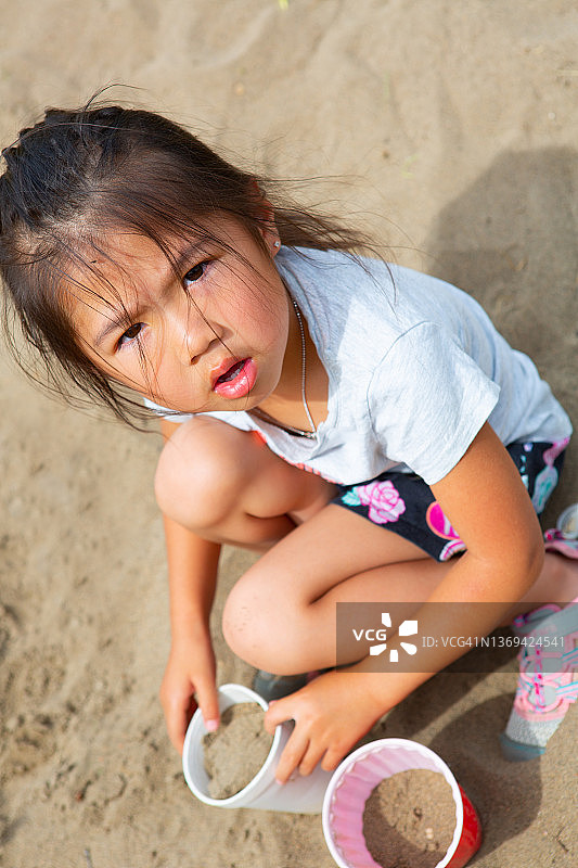 沙坑里的亚洲小女孩图片素材