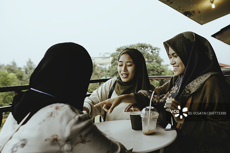 亚洲穆斯林妇女享受在咖啡馆的一天图片素材
