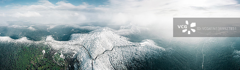 白雪皑皑的树林和山脉图片素材