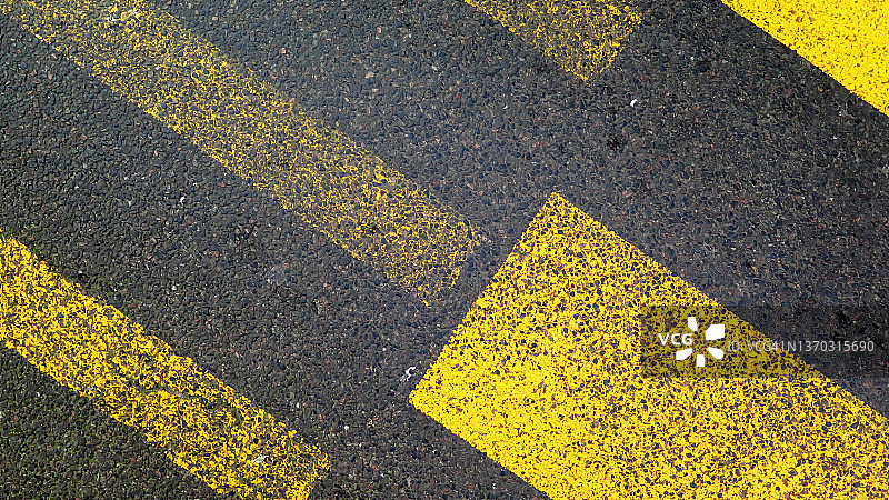 饱经风霜和浸透的黄色线条出现在巴黎一条纹理分明的街道上图片素材