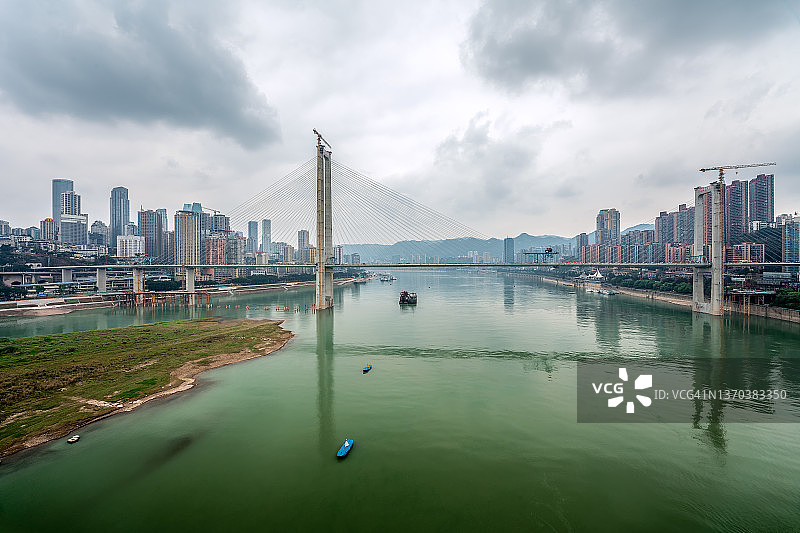 阴天重庆滨江城市的现代建筑和立交桥图片素材