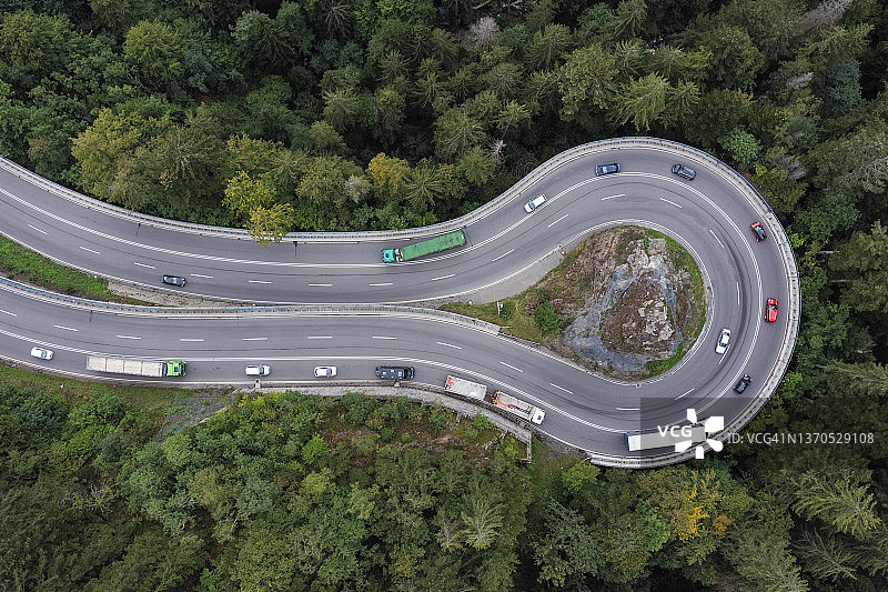 森林中的道路与交通的发夹曲线的鸟瞰图。黑森林黑森林，Baden-Württemberg，德国，欧洲。图片素材