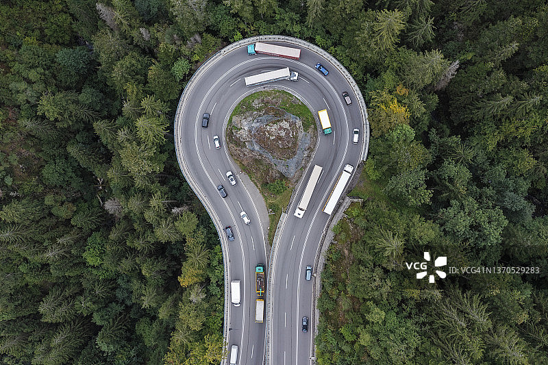 森林中的道路与交通的发夹曲线的鸟瞰图。黑森林黑森林，Baden-Württemberg，德国，欧洲。图片素材