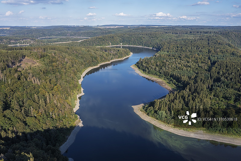 鸟瞰图，萨勒河的Bleiloch水库(Bleilochtalsperre)。萨尔，萨尔河，萨尔奥拉-克瑞斯，布莱洛茨塔尔斯佩尔，布莱洛克水库，图林根州，德国，欧洲。图片素材