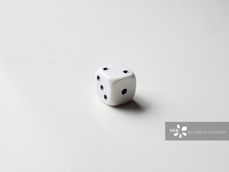 骰子孤立在白色背景上。图片素材