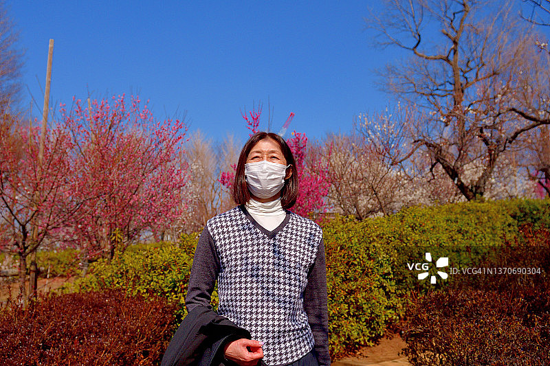 日本女子在东京公园欣赏盛开的梅花图片素材