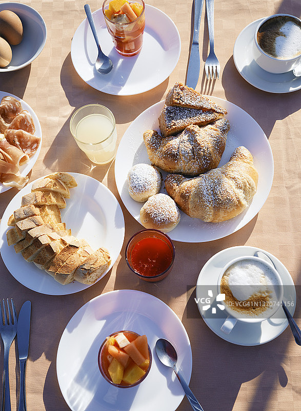 欧洲大陆式早餐，有咖啡、水果和羊角面包图片素材